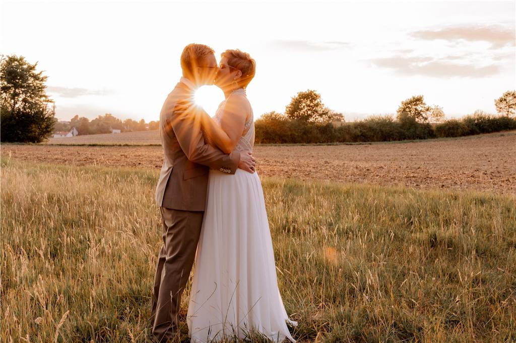 Das erste Ehejahr: Fabian und Sabrina sind ein Jahr verheiratet Romantisch bei Sonnenuntergang entstanden ein paar der Hochzeitsfotos.