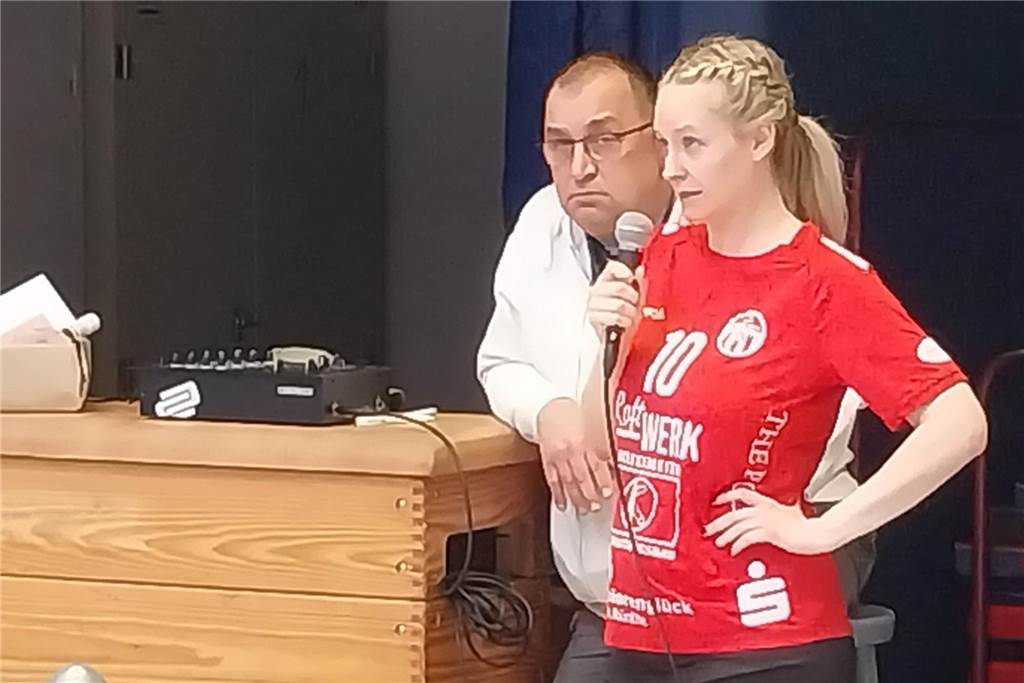HC TuRa Bergkamen verabschiedet viele Spielerinnen: Tränenreicher Weggang von Vereins-Ikone Romina Jackenkroll verabschiedet sich am Mikrofon von ihrer Mannschaft und den Fans.