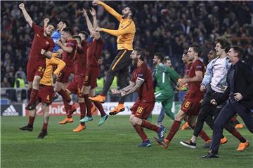 Roms Spieler jubeln nach dem gegen den FC Barcelona 3:0 gewonnenen Spiel. Foto: Gregorio Borgia/AP