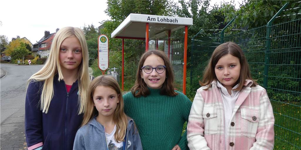 Baustelle Overgünne: Ersatzverkehr fährt - aber nicht für Schulkinder Romy, Johanna, Frieda und Laura (v.l.) stehen an "ihrer" Bushaltestelle. Doch um zur Schule zu kommen, müssen sie wegen einer Großbaustelle zu einer Haltestelle laufen, die viel weiter weg ist.