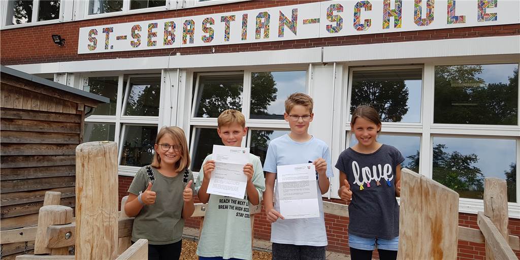 Raumlufttechnische Anlagen: Schülerkanzler erreichen Fristverlängerung Romy Mümken, Hanno Engelmeier (Schülerkanzler Sebastianschule), Ansgar Beckmann und Anika Grotendorst (Schülerkanzler Silvesterschule) freuen sich über die Antwort von Bauministerin Ina Scharrenbach zu den geplanten Raumlufttechnischen Anlagen.