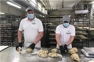 Ron Pieper (links) und seine Kollegen aus der Backstube der Bäckerei Kanne kennen jeden Handgriff im Schlaf, um Christ-Stollen herzustellen.