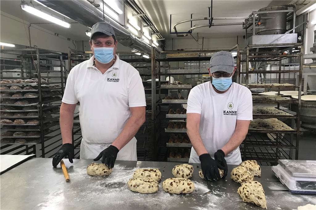 Bäckerei Kanne verrät Rezept und Tipps für den perfekten Christstollen Ron Pieper (links) und seine Kollegen aus der Backstube der Bäckerei Kanne kennen jeden Handgriff im Schlaf, um Christ-Stollen herzustellen.