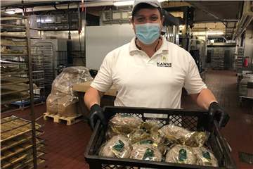 Ron Pieper von der Bäckerei Kanne ist Stollen-Profi.