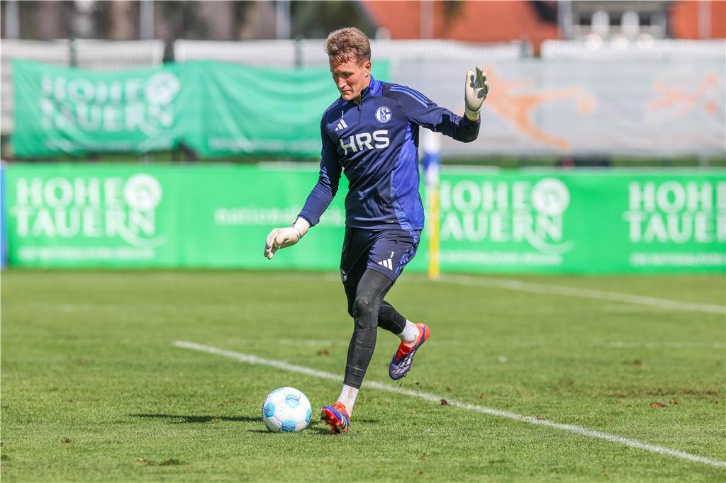 „Spieler müssen sich ihre Chance verdienen“: Geraerts zur Personallage Ron-Thorben Hoffmann steht im Schalker Tor gegen Aalen.