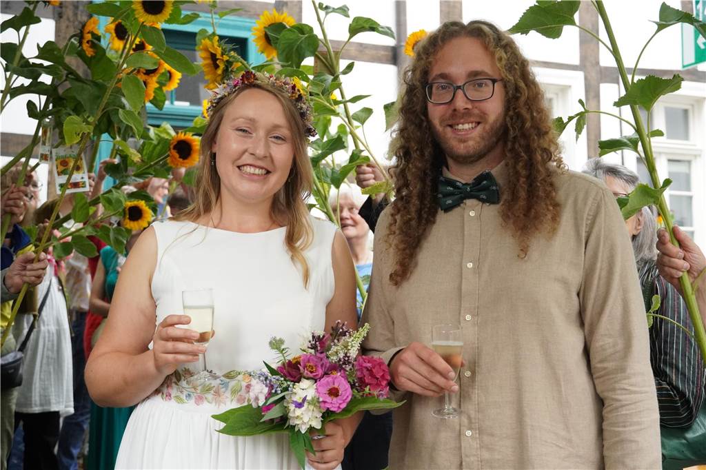 Grüne Hochzeit: Die Partei hat Ronja und Carsten zusammengebracht Ronja Kossack und Carsten Hellmann freuten sich merklich über die vielen Gratulanten bei ihrer Hochzeit im Nicolaihaus.