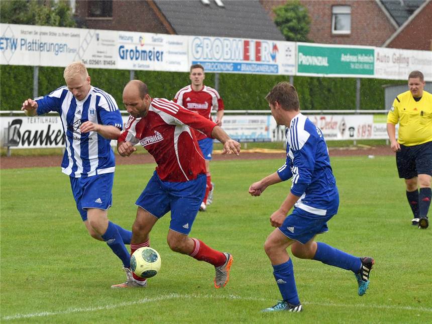 SV Heek sorgt für Überraschung in Ottenstein Ronny Brose (Mitte, Ottenstein) im Kampf um den Ball mit dem Heeker Pablo Klein (l.) MLZ-FOTO