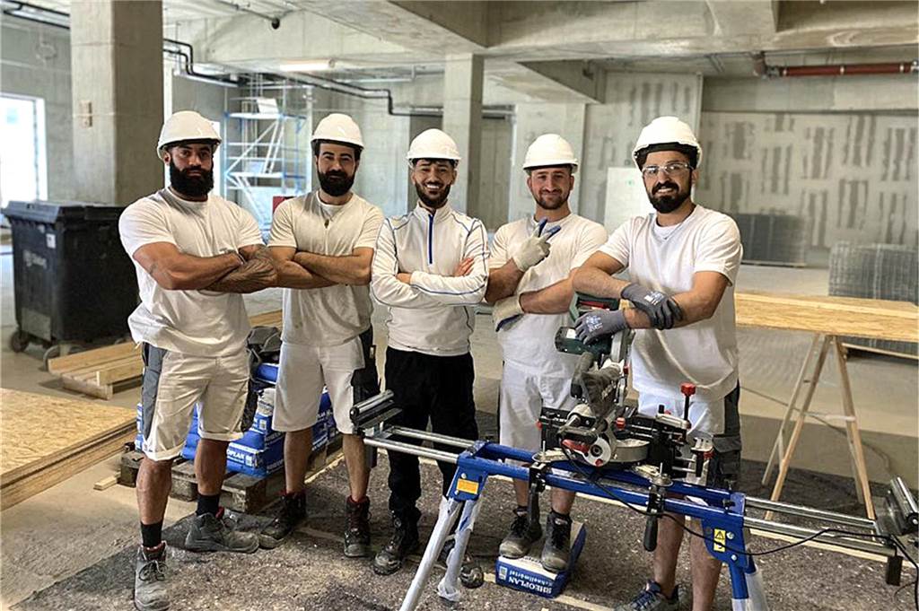 Wie Ronny Jazzaa aus Syrien „Papa Karl“ traf und Firmenchef wurde Ronny Jazzaa (Mitte) mit einem Teil seines Ronia-Bau-Teams.