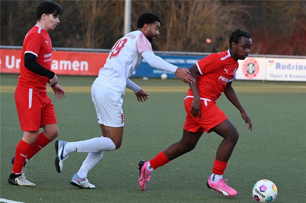 Nächster Neuzugang des VfB Westhofen: Aber Rückzieher eines anderen Spielers Ein Spieler des SSV Mühlhausen führt den Ball.
