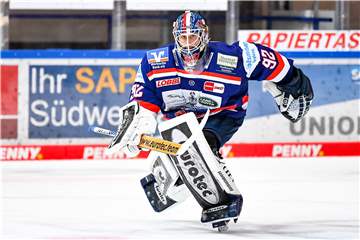 Roosters-Torwart Andreas Jenike verließ nach dem Gegentor zum 0:4 entnervt das Eis.