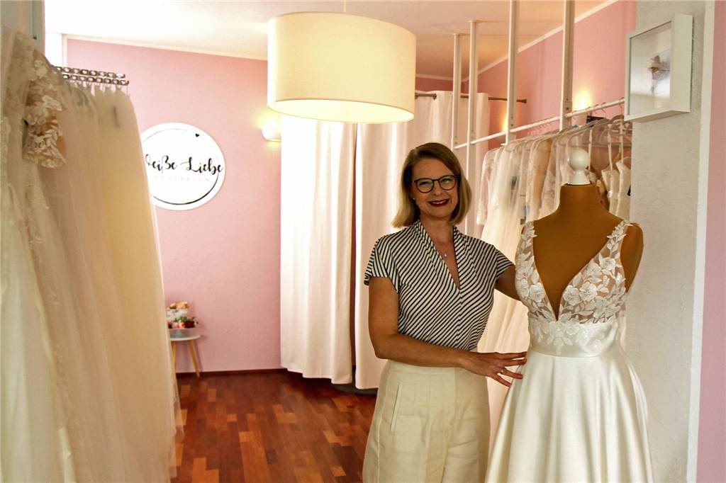 Rosa Anna Brandt zeigt eine Auswahl ihrer Brautkleider auch auf der Hochzeitsmesse Herzglück in der Rohrmeisterei.
