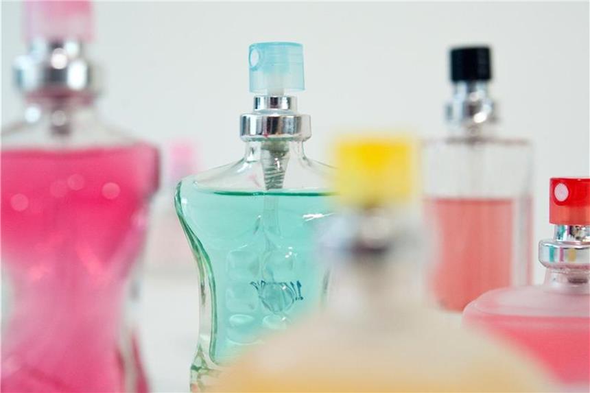 Deutsche nutzen im Schnitt fünf Jahre das gleiche Parfüm Rosa, blau oder gelb: Die Auswahl bei Parfüms im Handel ist riesig - trotzdem verwenden die meisten Deutschen ihren Lieblingsduft viele Jahre lang. Foto: Andrea Warnecke