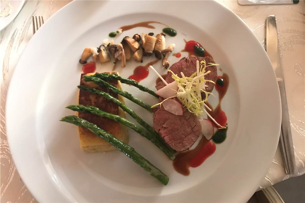 Im Schlossrestaurant Nordkirchen gibt es Kunst, Köstlichkeiten und kleine Korrekturen Rosa Kalb und grüner Spargel