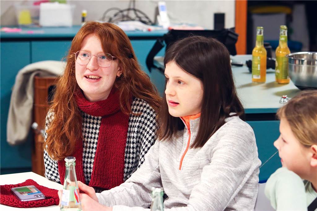 Rosalie Starke (l., 17) aus der Ökogruppe UmweltPunkt aus dem MCH.
