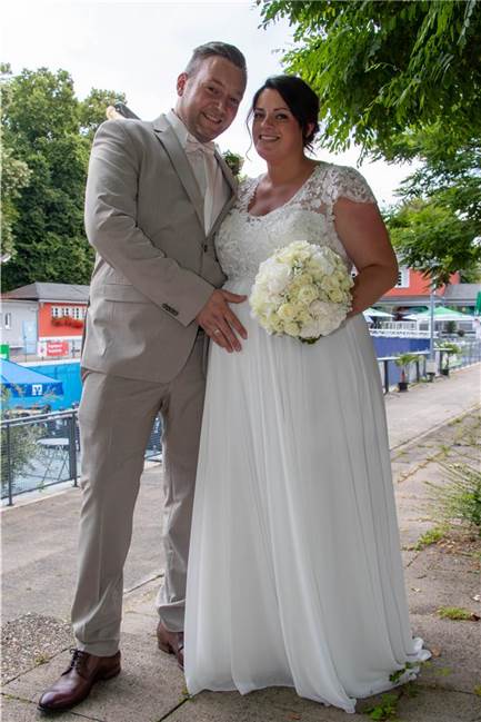 Rosanna Knust und Florian Hübener geben sich das Ja-Wort Rosanna Knust und Florian Hübener erwarten Nachwuchs. Andere Pläne, wie eine Hochzeitsreise, stehen daher hinten an.