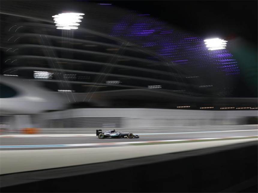 Rosberg feiert WM-Triumph im Zitter-Finale Rosberg hält sich aus einem Duell auf der Strecke heraus und verteidigt den zweiten Platz. Foto: Valdrin Xhemaj