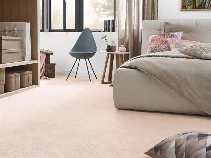 Natürlich und flauschig: Domotex zeigt die Bodenbelag-Trends Rosé ist bei den Teppichen eine beliebte Farbe - kombiniert wird solch ein Boden gerne mit moderner Einrichtung. Dieses Beispiel stammt von den Vorwerk & Co. Teppichwerken. Foto: Deutsche Messe