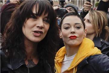 Rose McGowan an Asia Argento (l): „Tu das Richtige“. Foto: Alessandra Tarantino/AP