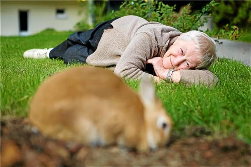 Rosemarie (77) liebt ihr Zwergkaninchen. Michael Hagedorn hat die demente alte Dame fotografiert und vermittelt, wieviel Lebensfreunde sie noch hat. Die tollen Aufnahmen sind in Gelsenkirchen zu sehen.