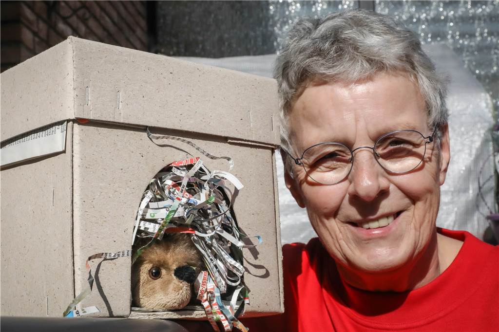 Gesicht zerfetzt, Beine abgetrennt: Dortmunds Gärten als Igel-Alptraum Rosemarie Adam mit einem Schlafhaus für Igel, in dem allerdings ein Plüschexemplar Platz genommen hat.