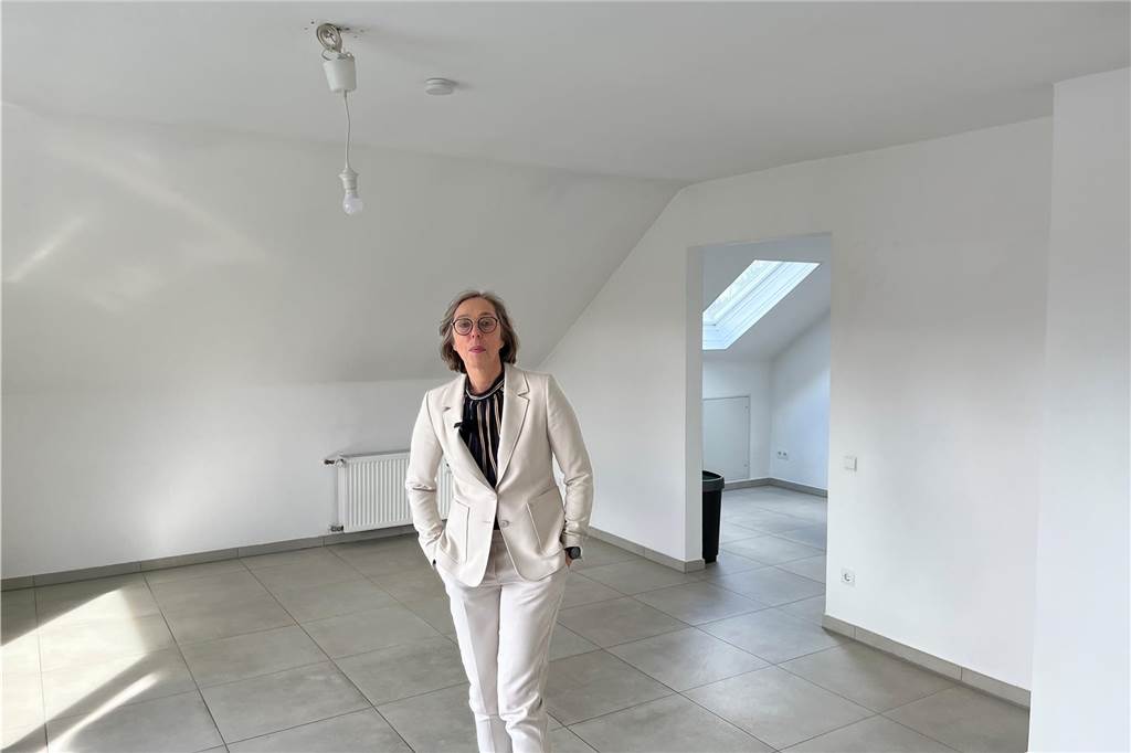 Rosemarie Franzen zeigt freistehendes Haus für 449.000 Euro Rosemarie Franzen im Wohnzimmer des Obergeschosses. Dieses war bislang vermietet, ist aber mittlerweile leergezogen.