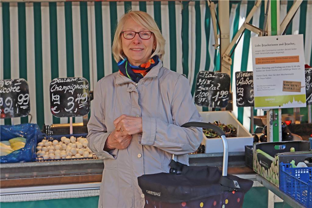 Rosemarie Sielhoff geht regelmäßig und gerne auf den Markt um einzukaufen. sie hat keine Angst vor dem Virus.