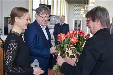 Rosen von Susanne Hockes Vater (r.) für das Preisträger-Paar Susanne Hocke und Jürgen Larys. Im Hintergrund freut sich Kulturbüroleiter Uwe Wortmann.