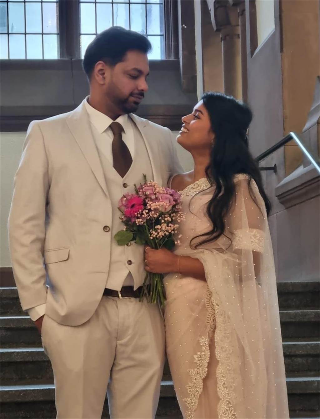 Roshani (links) und Jegasuthan haben im Februar 2025 im Standesamt Recklinghausen geheiratet.