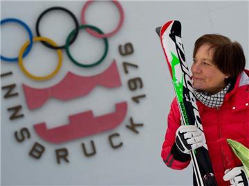 Rosi Mittermaier posiert im Januar in Tirol vor den Olympischen Ringen von 1976. Foto: Angelika Warmuth