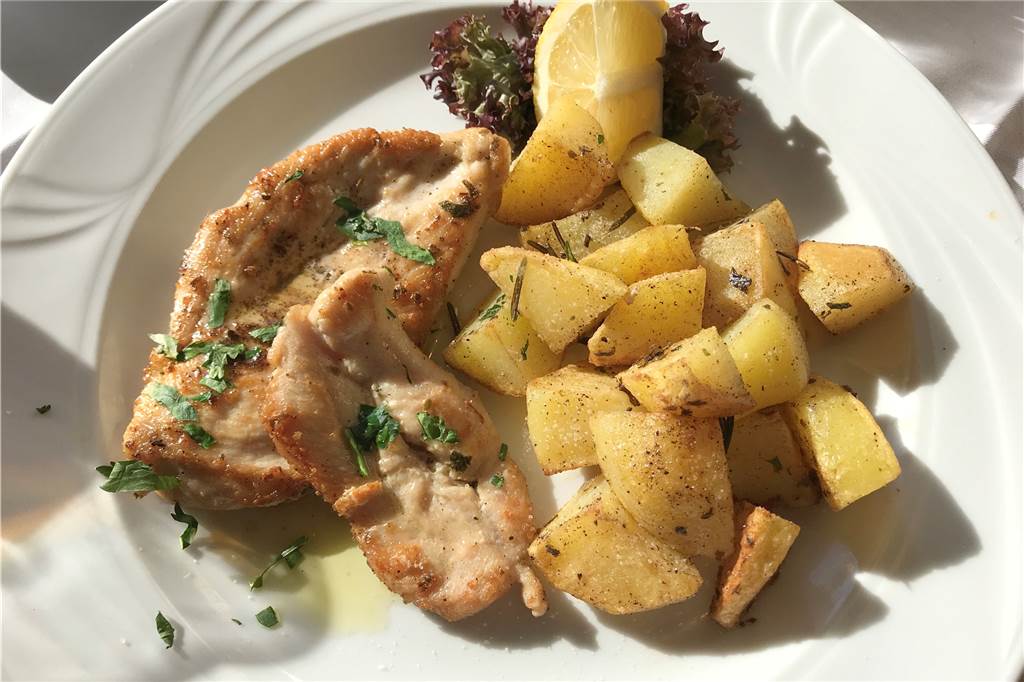 Wir testen Schwerter Restaurants: Das „Miramare“ lockt mit kleinen Portionen am Mittag Rosmarinkartoffeln und Geflügelbrust.
