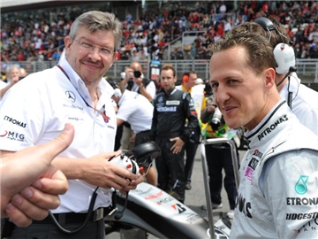 Ross Brawn (l) und Michael Schumacher im Jahr 2010. Foto: David Ebener