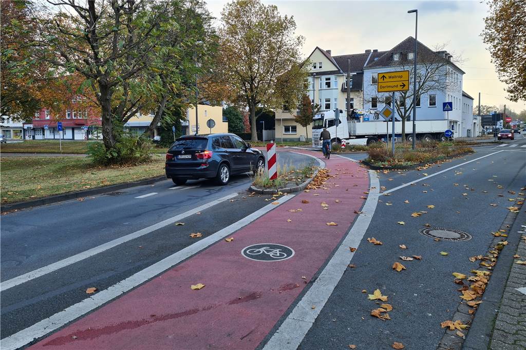Das Radwegenetz Castrop-Rauxels ist ein Flickenteppich Rot eingefärbte Radfahrstreifen wie in Ickern erhöhen die Sicherheit für Radfahrer.