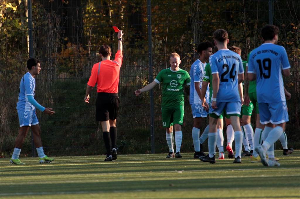 Massener Eckenmonster: SGM bezwingt ASC 09 Dortmund II mit Köpfchen Rot für Idczak. Der Verteidiger hat jetzt schon Winterpause.