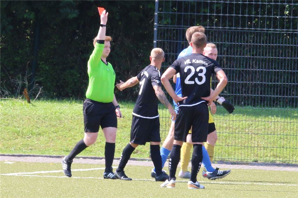 Rotsünder Scharfe sieht Provokation: „Ich habe nur die passende Antwort gegeben“ Rot für Scharfe: Schiedsrichter Florian Schulz schickt den VfL-Angreifer nach einer Beleidigung vom Platz; Mirco Gohr (23) beobachtet die Szene.