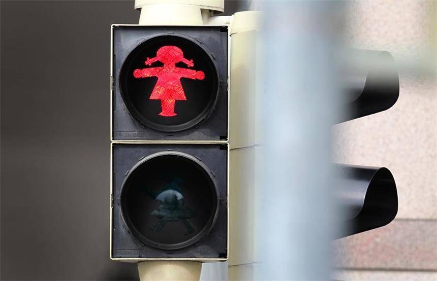 Dortmunder Politiker wollen 50 Prozent Ampelfrauen Rot leuchtet die Ampelfrau an einer Fußgängerampel in Sonthofen (Bayern).