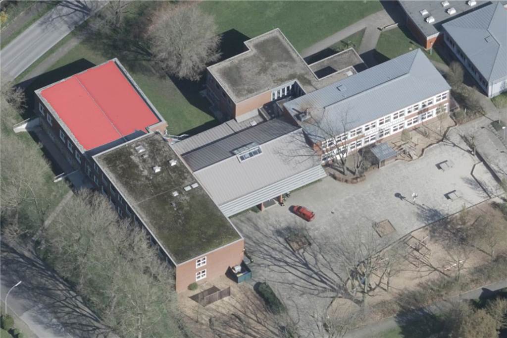 Sebastian-Schule in Raesfeld wird erweitert: 480.000 Euro für Schulen Rot markiert ist der Gebäudeteil der Sebastian-Schule, der mit einem weiteren Stockwerk erhöht werden soll.