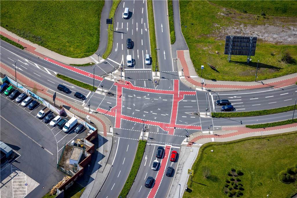 Habt mehr Mut zu neuen Radwegen: Radwege-Netz ist nur Stückwerk Rot markierte Radspuren an großen Kreuzungen sollen für mehr Sicherheit sorgen.