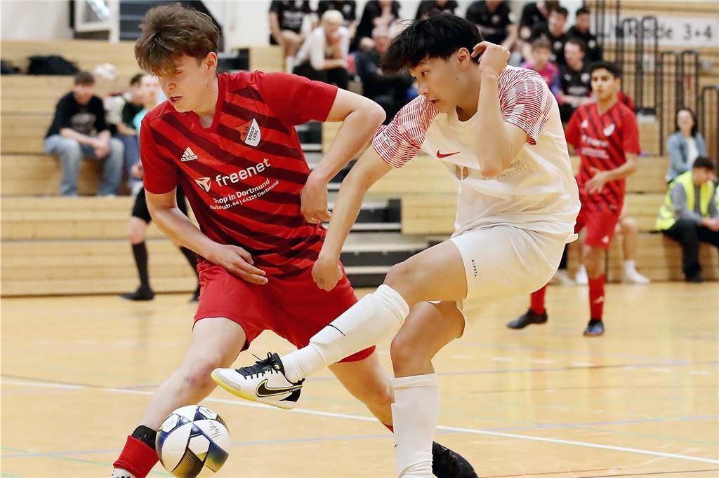 Überraschender Sieger bei HSM: Barop wird im Endspiel Abgeschossen Ein Spieler von RW Barop blockt den Schuss seines Gegenspielers