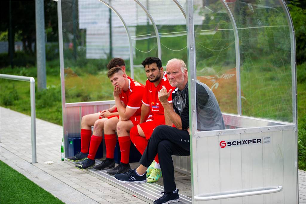 Rot-Weiss Dorstens Premiere gelingt: SuS Hervest und Eintracht Erle hadern Trainer Frank Frye auf der Auswechselbank des FC RW Dorsten