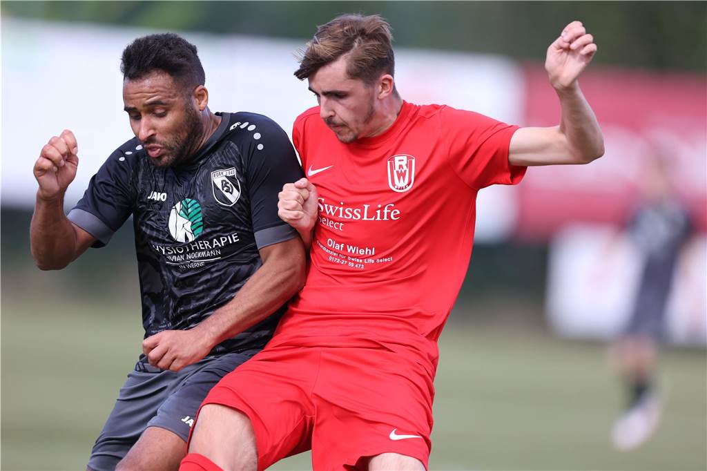 RW-Unna-Spieler im Zweikampf.