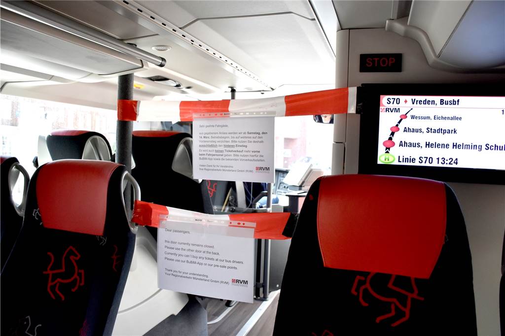 Nahverkehr trotz Coronavirus: Die Busfahrer machen das Beste daraus Rot-weißes Absperrband und Hinweisschilder blockieren den Durchgang zum Fahrer. Fahrgäste dürfen momentan nur hinten in die Busse einsteigen.