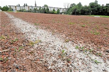 Rote Asche vor Hörder Kulisse: Das ist der Sportplatz an der Straße Am Schallacker am ehemaligen Freibad-Standort. Die langfristige Zukunft dieses Geländes ist nach einem Eigentümerwechsel nach wie vor unklar.