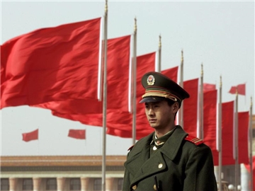 Rote Fahnen vor der großen Halle des Volkes in Peking. Mehrere Informanten der CIA sollen in China getötet worden sein. Foto: Michael Reynolds