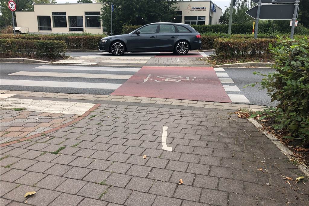 Borker Kreisel liegt jetzt innerorts: Stadt plant neue Zebrastreifen Rote Fahrradfurten und Zebrastreifen markieren die anderen Kreisel der B236 in Selm bereits. So soll ab Frühjahr auch der Kreisverkehr an der Netteberger Straße in Bork aussehen.