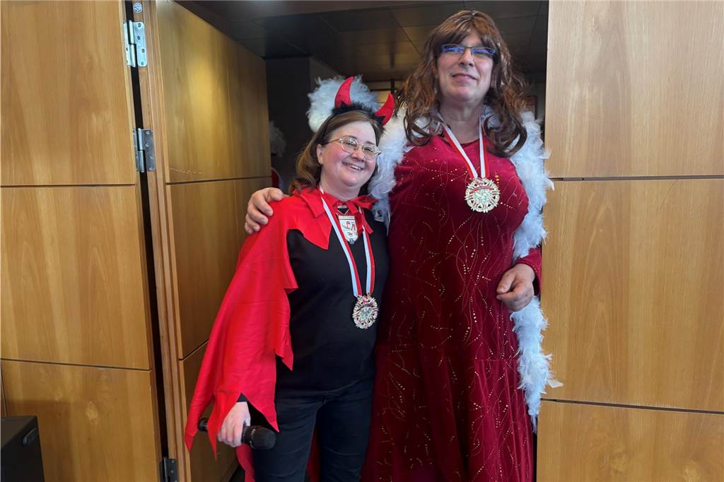 Rote Funken und Co. stürmen das Rathaus: Rote-Funken-Präsidentin Melanie Appel mit karnevalistischer Begleitung.
