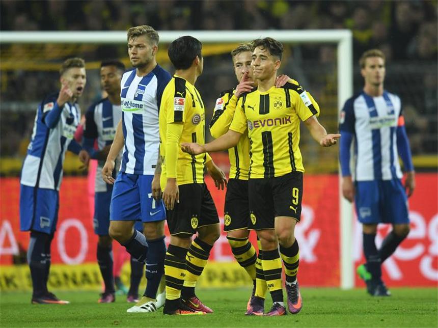 Rote Karte! Emre Mor (M.) kann es nicht fassen.