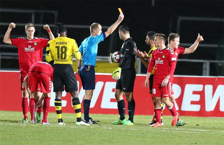 BVB II verliert Abstiegsduell gegen Großaspach 0:1 Rote Karte für Borussias Mittelfeldspieler Oguzhan Kefkir, den fälligen Handelfmeter verwandelte Großaspachs Rizzi.
