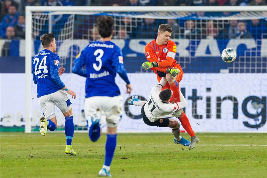 Klaus Fischer: „Vielleicht sollte Alexander Nübel mal bei Max Meyer nachfragen“ Rote Karte: Wegen dieses Fouls gegen Mijat Gacinovic wurde Alexander Nübel für vier Spiele gesperrt.
