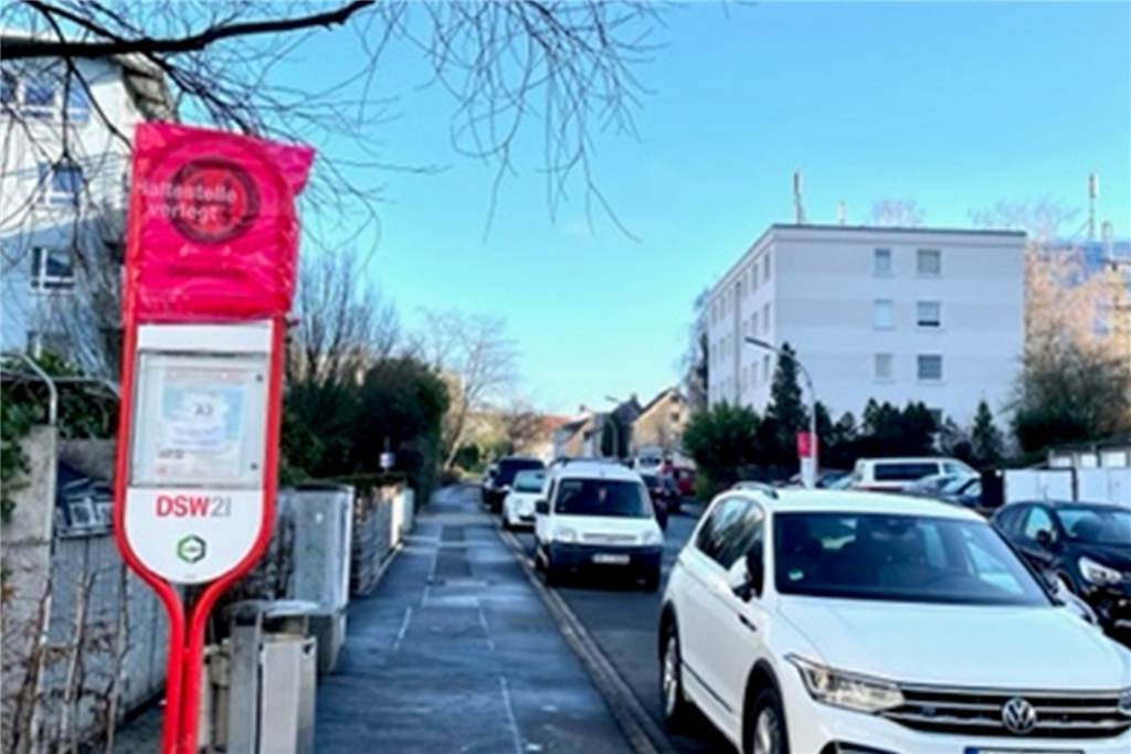 Weil Autos jetzt korrekt parken, kommt der Linienbus nicht mehr durch Rote Tüten kennzeichnen die Haltestellen. Ein aufgeklebter Zettel ruft zum Protest auf.