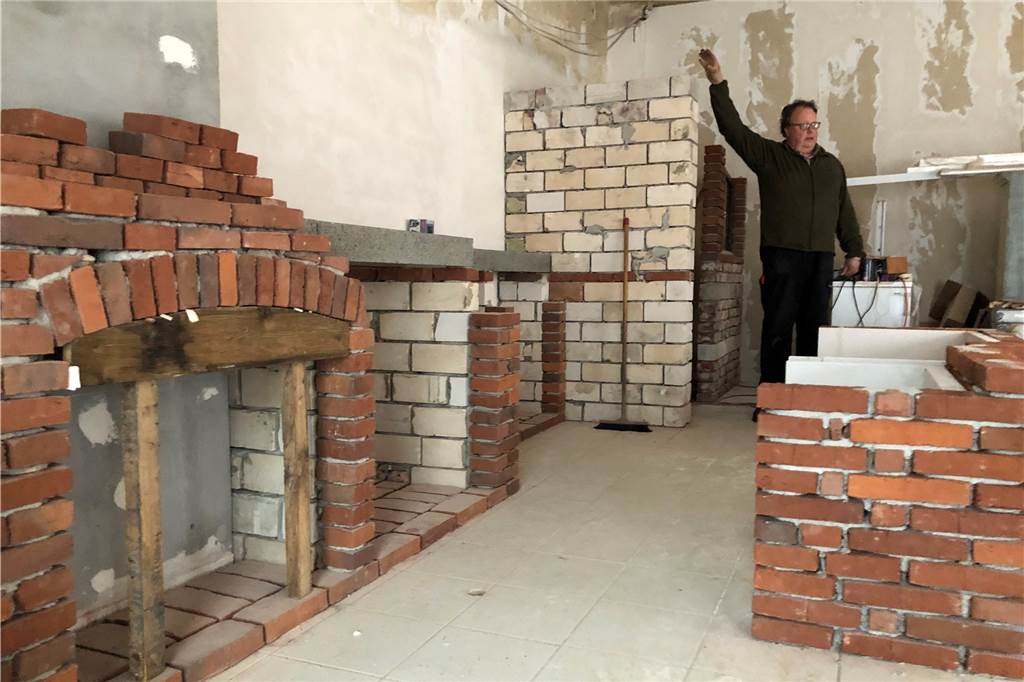 Kaffeerösterei: Es gibt Fortschritte und noch einige Fragezeichen Ralf Strotmann auf der Baustelle Eschstraße 19
